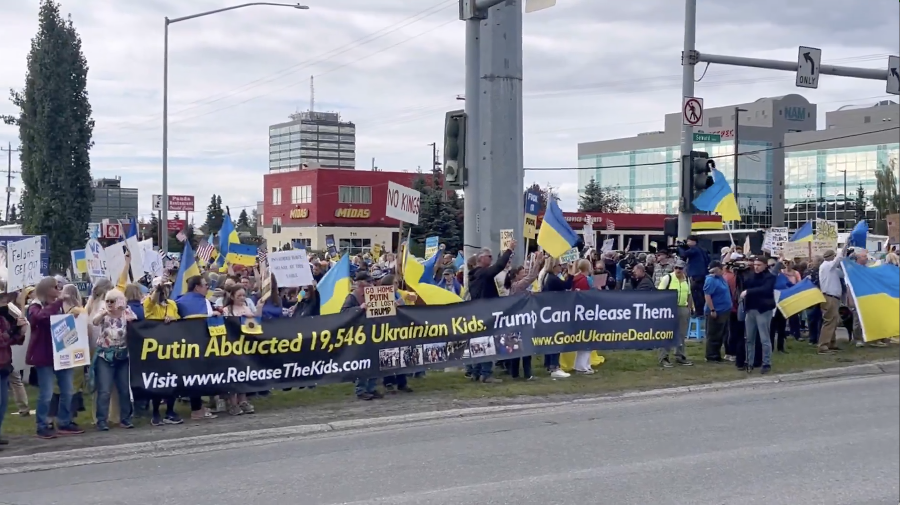 Alaska, manifestazioni in solidarietà con l’Ucraina in attesa del vertice Trump Putin ad Anchorage