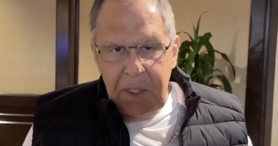 Copertina di Il ministro Lavrov arriva in Alaska con la maglia Cccp: “La nostra posizione è chiara e la spiegheremo”