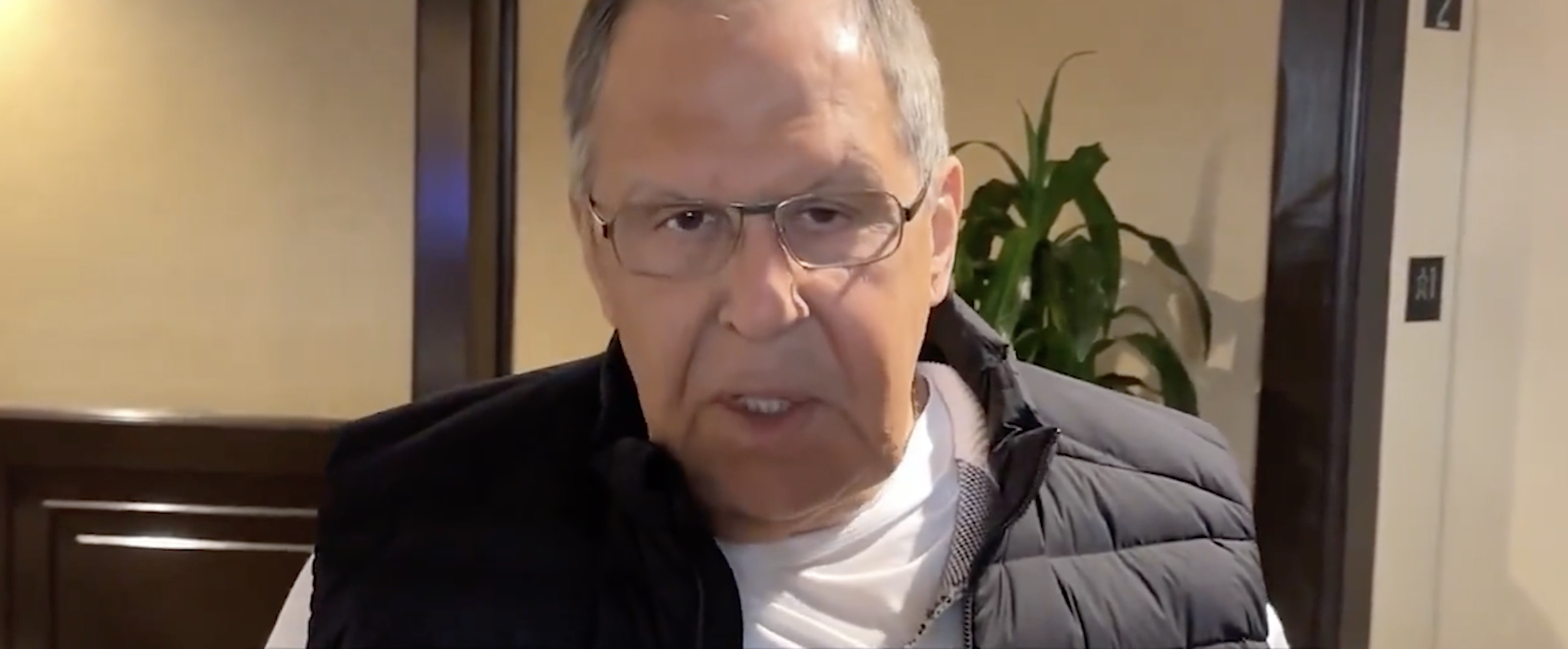 Il ministro Serghiei Lavrov arriva in Alaska con la maglia Cccp: “La nostra posizione è chiara e la spiegheremo”
