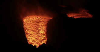 Copertina di Etna, nuova colata lavica: le immagini ravvicinate girate ad alta quota