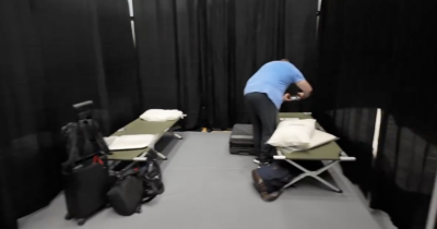 Copertina di Summit in Alaska, brande da campo e divisori: ecco come sono stati alloggiati i giornalisti russi ad Anchorage