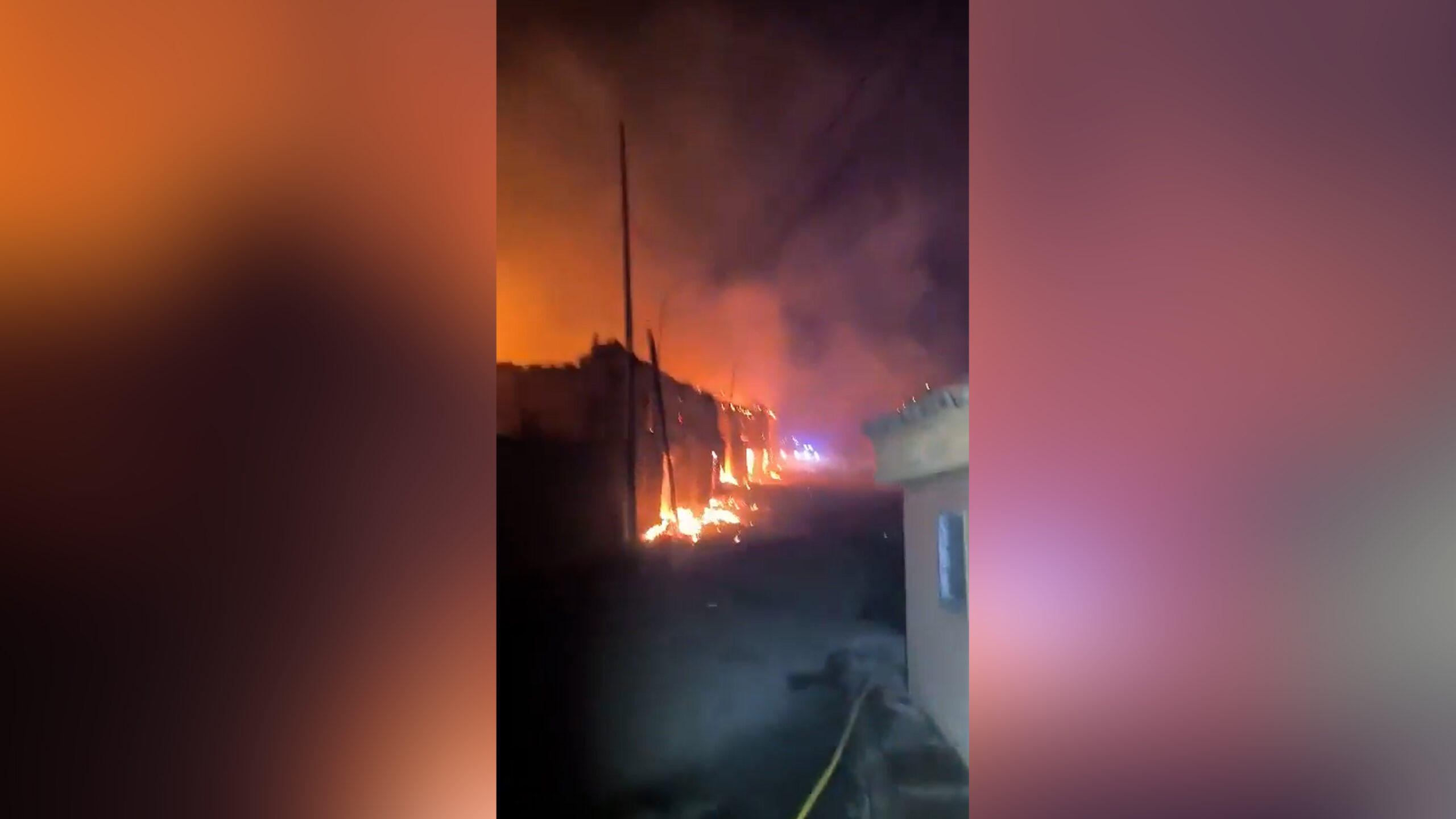Incendi in Spagna, il centro di Palacios de Jamuz completamente divorato dalle fiamme
