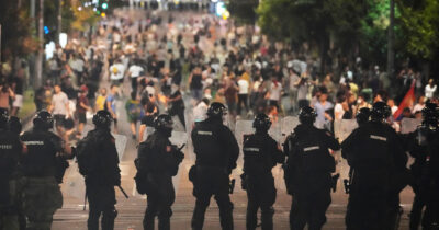 Copertina di Serbia, nuove proteste per la strage della stazione: 14 arresti e 80 feriti. Vucic: “Stato forte, non ci sarà la guerra civile”