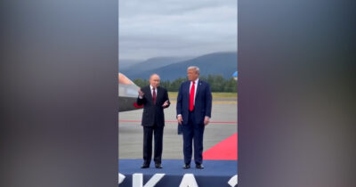 Copertina di “Smetterà di uccidere civili?”: Putin fa il gesto del “non sento” e non risponde alla giornalista – Video