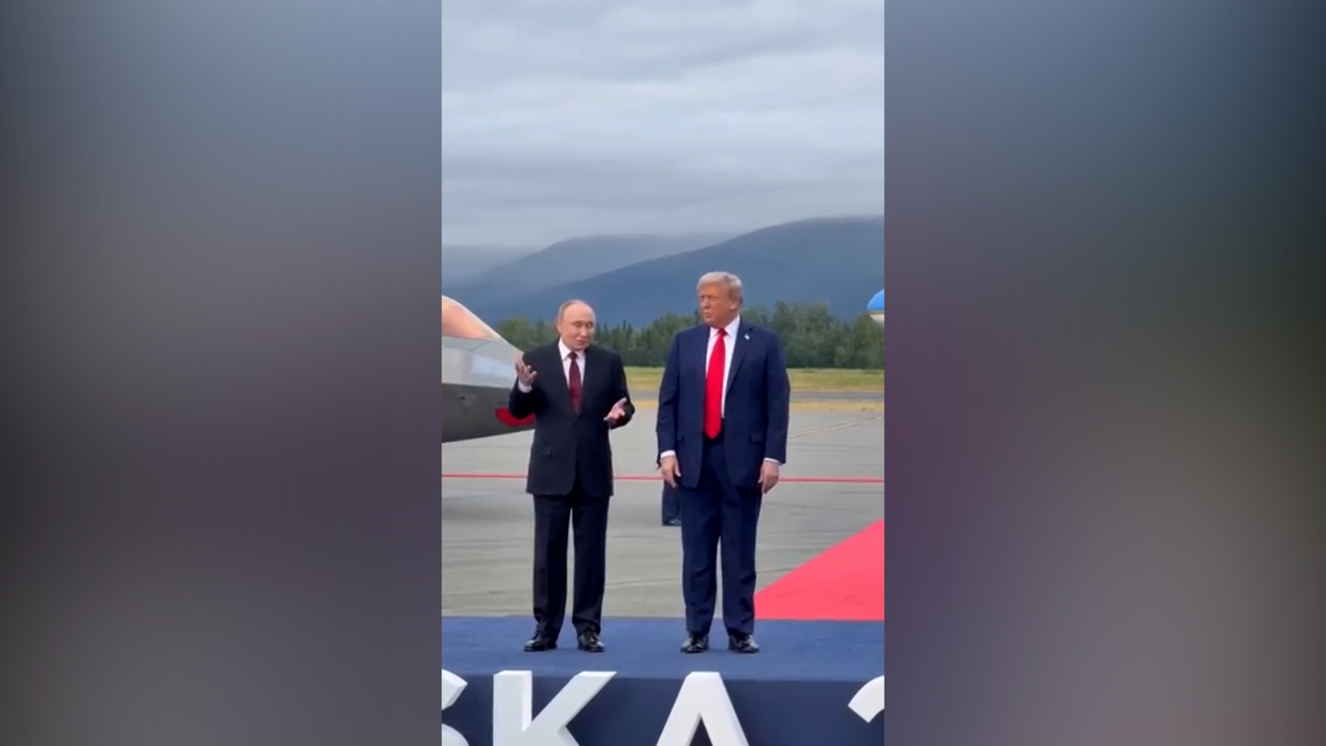 “Smetterà di uccidere civili?”: Putin fa il gesto del “non sento” e non risponde alla giornalista – Video