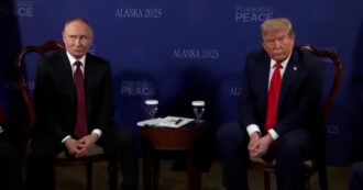Trump e Putin non rispondono alle domande. E il presidente russo reagisce così al caos dei cronisti – Video
