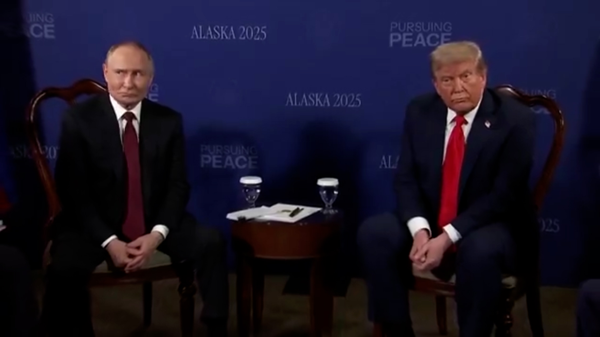 Trump e Putin non rispondono alle domande. E il presidente russo reagisce così al caos dei cronisti – Video