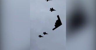 Copertina di Un bombardiere B-2 e quattro caccia sorvolano la base in Alaska durante i saluti tra Trump e Putin