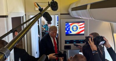 Copertina di Trump e Putin in volo verso l'Alaska. Il presidente Usa: "Voglio un cessate il fuoco già oggi". Zelensky: "Mosca uccide pure nel giorno dei negoziati" | Video