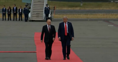 Copertina di Trump e Putin arrivano in Alaska: il presidente Usa applaude l’omologo, poi la stretta di mano – Video