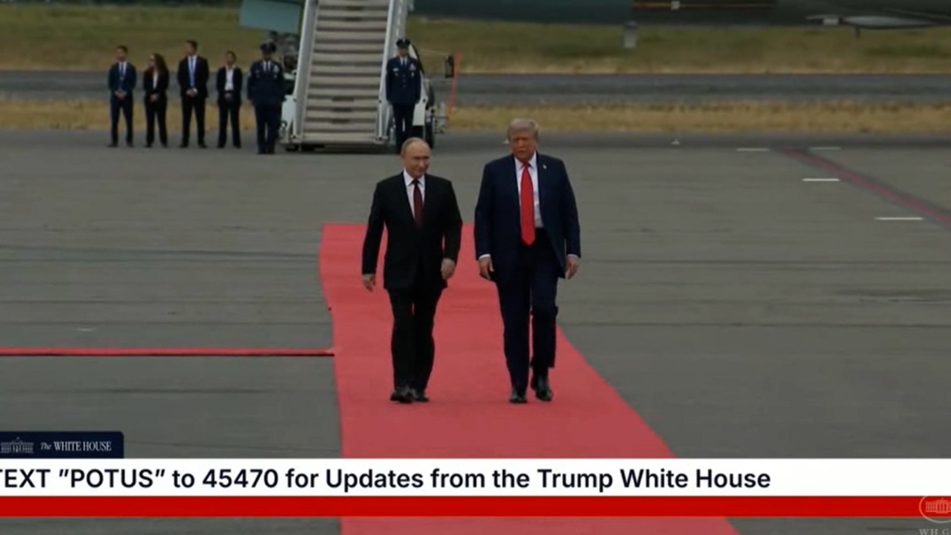 Trump e Putin arrivano in Alaska: il presidente Usa applaude l’omologo, poi la stretta di mano – Video Trump e Putin arrivano in Alaska: il presidente Usa applaude l’omologo, poi la stretta di mano – Video