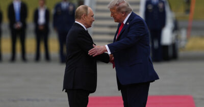 Copertina di Trump-Putin, stretta di mano appena atterrati. Poi in limousine insieme. Iniziato il faccia a faccia con 2 consiglieri per parte. Il presidente Usa: "Voglio una tregua subito"