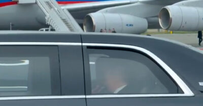 Copertina di Putin e Trump rompono il protocollo: insieme su The Beast (nonostante ci fosse anche la limousine russa) – Video