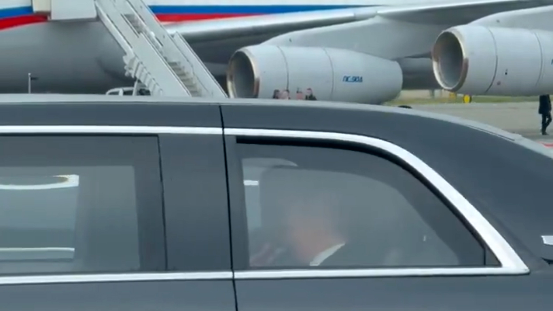 Putin e Trump rompono il protocollo: insieme su The Beast (nonostante ci fosse anche la limousine russa) – Video