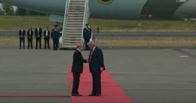 Copertina di Trump-Putin, stretta di mano tra i presidenti. Poi in limousine insieme. Ora il faccia a faccia con 3 consiglieri per parte. Il presidente Usa: "Voglio una tregua subito"