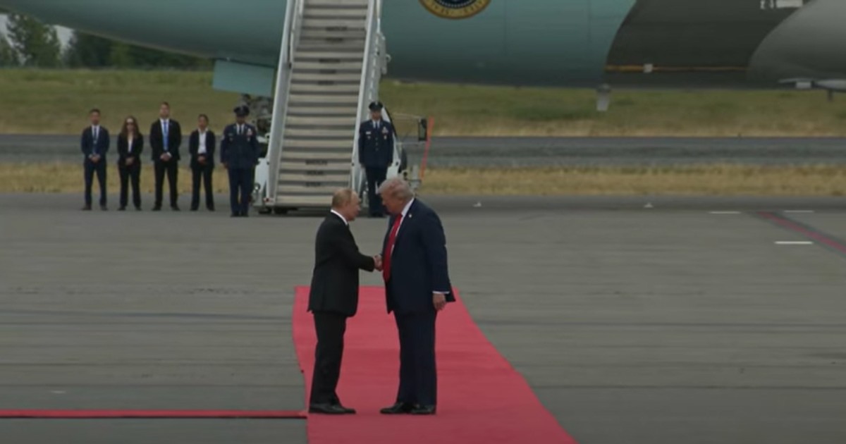 Trump Putin, stretta di mano tra i presidenti. Inizia il vertice sul “destino” della guerra in Ucraina