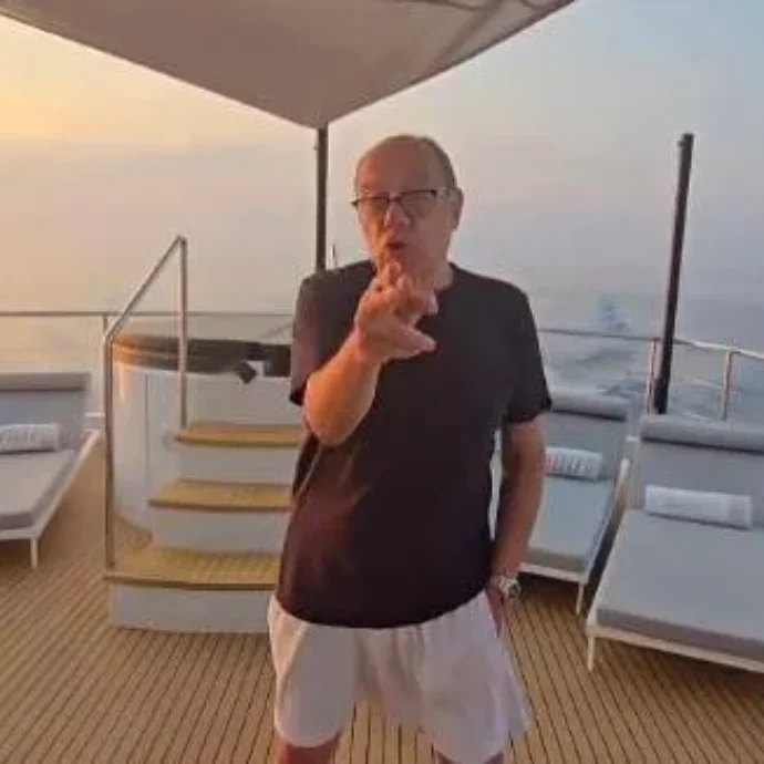 “Un saluto a chi oggi va al ‘Palo della morte'”: Carlo Verdone e gli auguri speciali per Ferragosto