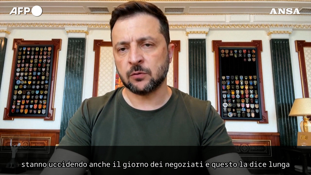 Zelensky: “Mosca uccide anche nel giorno dei negoziati e questo la dice lunga…”