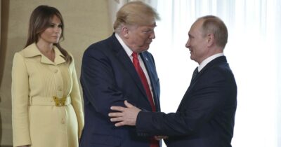 Copertina di “La spinosa questione dei bambini”: Trump consegna a sorpresa a Putin una lettera di Melania durante il summit in Alaska, ecco di cosa parla