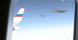 I caccia americani scortano l’aereo con a bordo il presidente Putin dopo il summit in Alaska