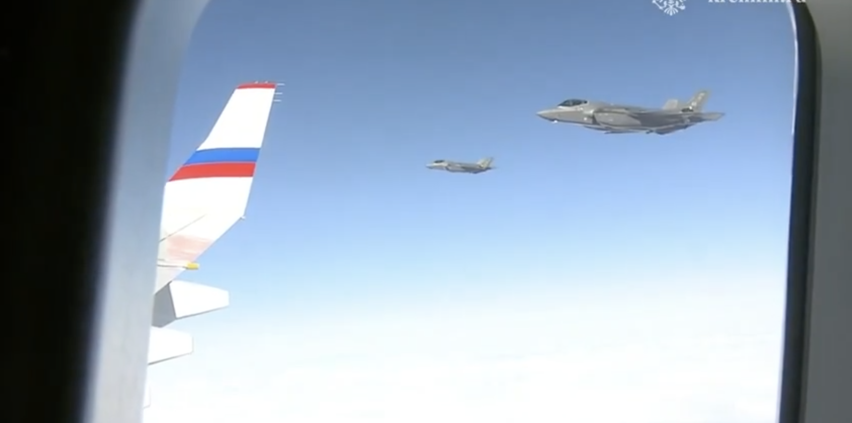 i caccia americani scortano l8217aereo con a bordo il presidente putin dopo il summit in alaska