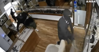 Copertina di Firenze, maxi furto in una gioielleria in vicolo dei Cerchi: l’assalto ripreso dalle telecamere di sicurezza