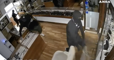 Copertina di Firenze, maxi furto in una gioielleria in vicolo dei Cerchi: l’assalto ripreso dalle telecamere di sicurezza
