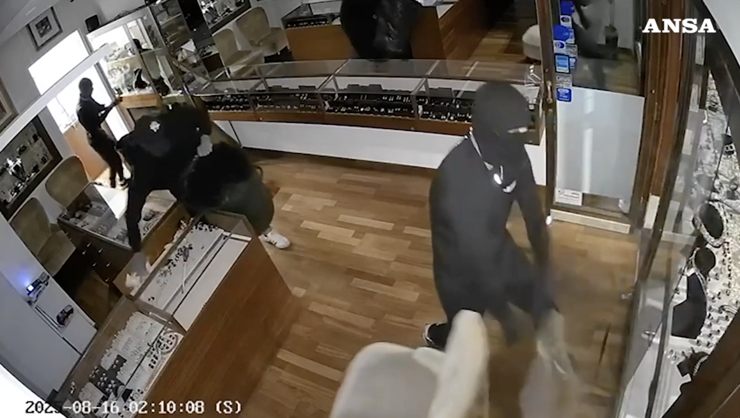 Firenze, maxi furto in una gioielleria in vicolo dei Cerchi: l’assalto ripreso dalle telecamere di sicurezza