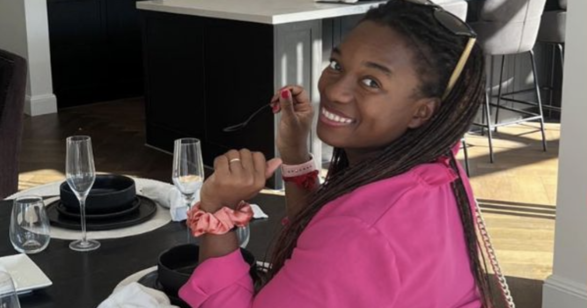 “Ha ucciso un neonato”: arrestata “Bibi”, l’ostetrica “senza filtri” guru del parto in casa e star dei social