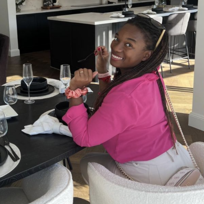 “Ha ucciso un neonato”: arrestata “Bibi”, l’ostetrica “senza filtri” guru del parto in casa e star dei social