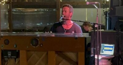 Copertina di “Non ci credeva nessuno, poi è successo davvero”: Chris Martin si esibisce a sorpresa in un pub e regala i biglietti per il prossimo concerto del Coldplay
