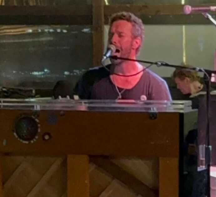 “Non ci credeva nessuno, poi è successo davvero”: Chris Martin si esibisce a sorpresa in un pub e regala i biglietti per il prossimo concerto del Coldplay