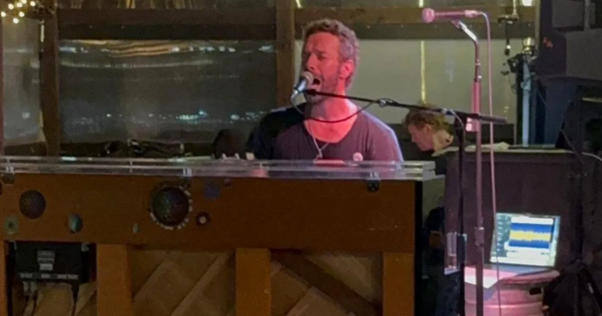 “Non ci credeva nessuno, poi è successo davvero”: Chris Martin si esibisce a sorpresa in un pub e regala i biglietti per il prossimo concerto del Coldplay