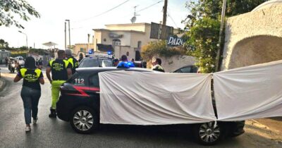 Copertina di Spara e ferisce l’ex moglie, uccide il compagno e la madre di lei. Poi si toglie la vita. Un testimone: “Sembrava non volersi fermare”