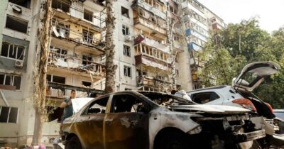 Copertina di Raid tra Russia e Ucraina, Kiev: “Affondato cargo con armi iraniane”. Zelensky: “I russi potrebbero aumentare gli attacchi”