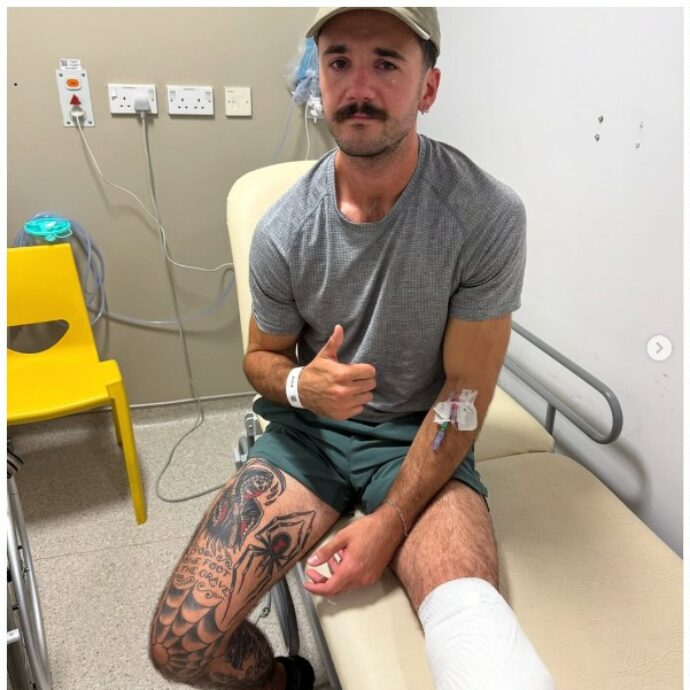 “Il medico doveva solo svuotare una cisti e invece mi ha tagliato la gamba con il bisturi mentre ero sveglio. Vedevo l’osso, un’agonia”. Il racconto choc di Luke Tarrant