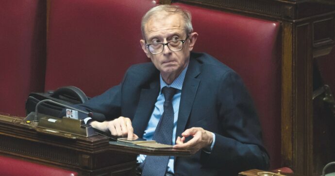 Trump-Putin in Alaska, sull’Ucraina resistono i falchi italiani: “Scene indegne, avanti con armi e Ue”