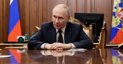 Copertina di Ucraina, Putin: “Cessate il fuoco se Kiev si ritira dal Donbass. Assurdo pensare che vogliamo attaccare l’Europa”