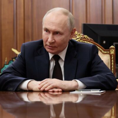 Copertina di L’Ue congela asset russi a tempo indeterminato. Il Cremlino: “Cessate il fuoco solo se Kiev si ritira dal Donbass”