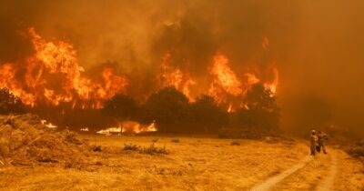Copertina di Incendi in Spagna: 115mila ettari bruciati, 3 morti e migliaia di sfollati. Sanchez: “Serve un patto non ideologico contro la crisi climatica”