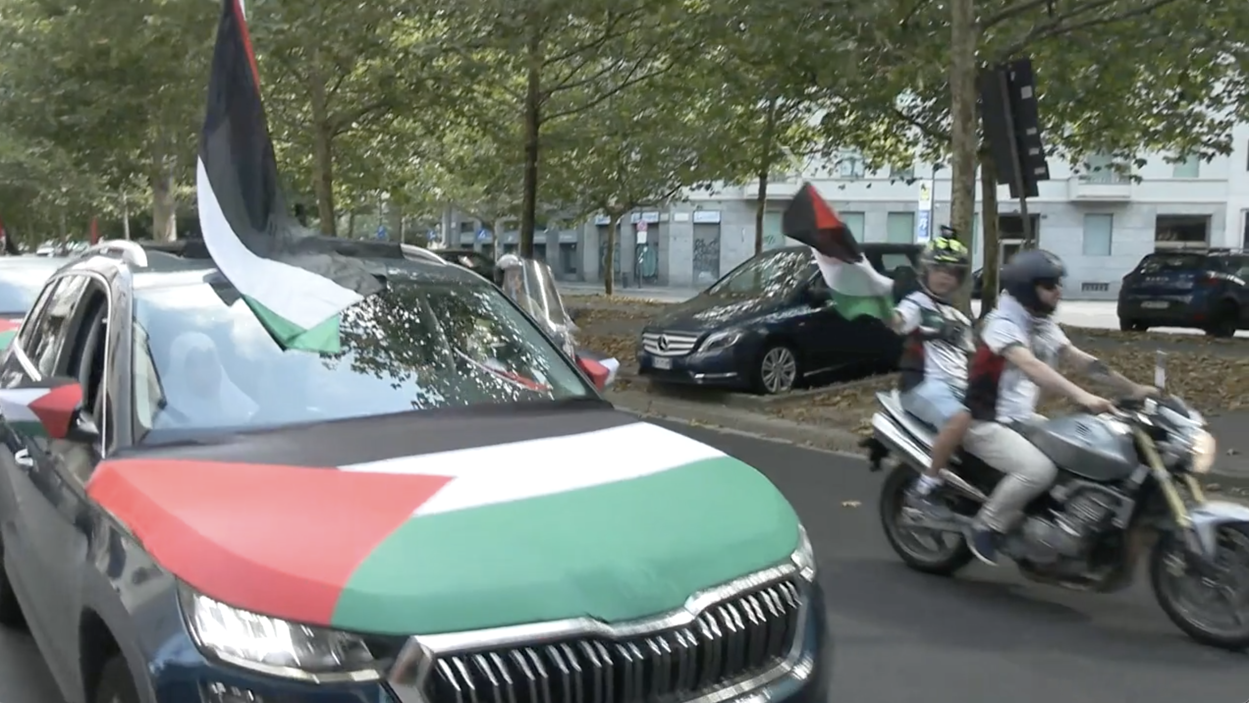 a milano la carovana per la palestina con decine di auto in corteo meloni complice del genocidio