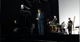 Copertina di “Purtroppo è venuto a mancare un nostro amico”: Massimo Ranieri interrompe il concerto e annuncia sul palco la morte di Pippo Baudo