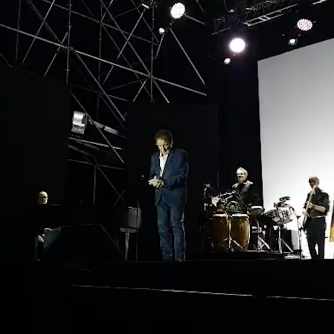 “Purtroppo è venuto a mancare un nostro amico”: Massimo Ranieri interrompe il concerto e annuncia sul palco la morte di Pippo Baudo