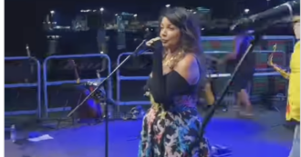 Copertina di “Pippo Baudo ci ha lasciato qualche minuto fa”: Cristina D’Avena interrompe il concerto e dà l’annuncio al pubblico – VIDEO