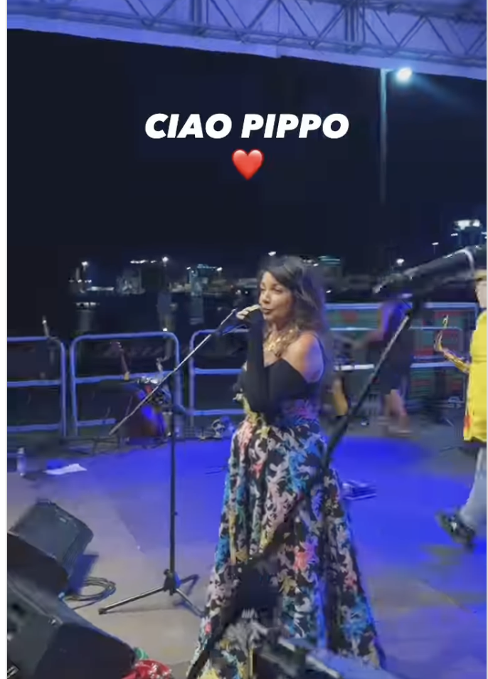 pippo baudo ci ha lasciato qualche minuto fa cristina d8217avena interrompe il concerto e d224 l8217annuncio al pubblico 8211 video