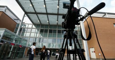 Copertina di I funerali di Pippo Baudo a Militello, la camera ardente al Teatro delle Vittorie: oggi l’omaggio privato della famiglia e degli amici più stretti