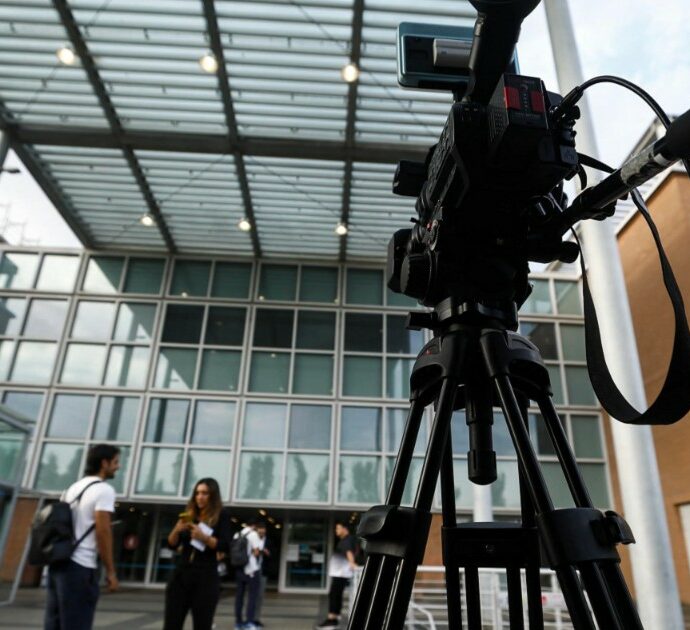 I funerali di Pippo Baudo a Militello, la camera ardente al Teatro delle Vittorie: oggi l’omaggio privato della famiglia e degli amici più stretti