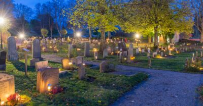 Copertina di Mangiare tra le urne di un crematorio: a Berna apre il primo ristorante in un cimitero. La proposta choc: “Basta tabù sulla morte”