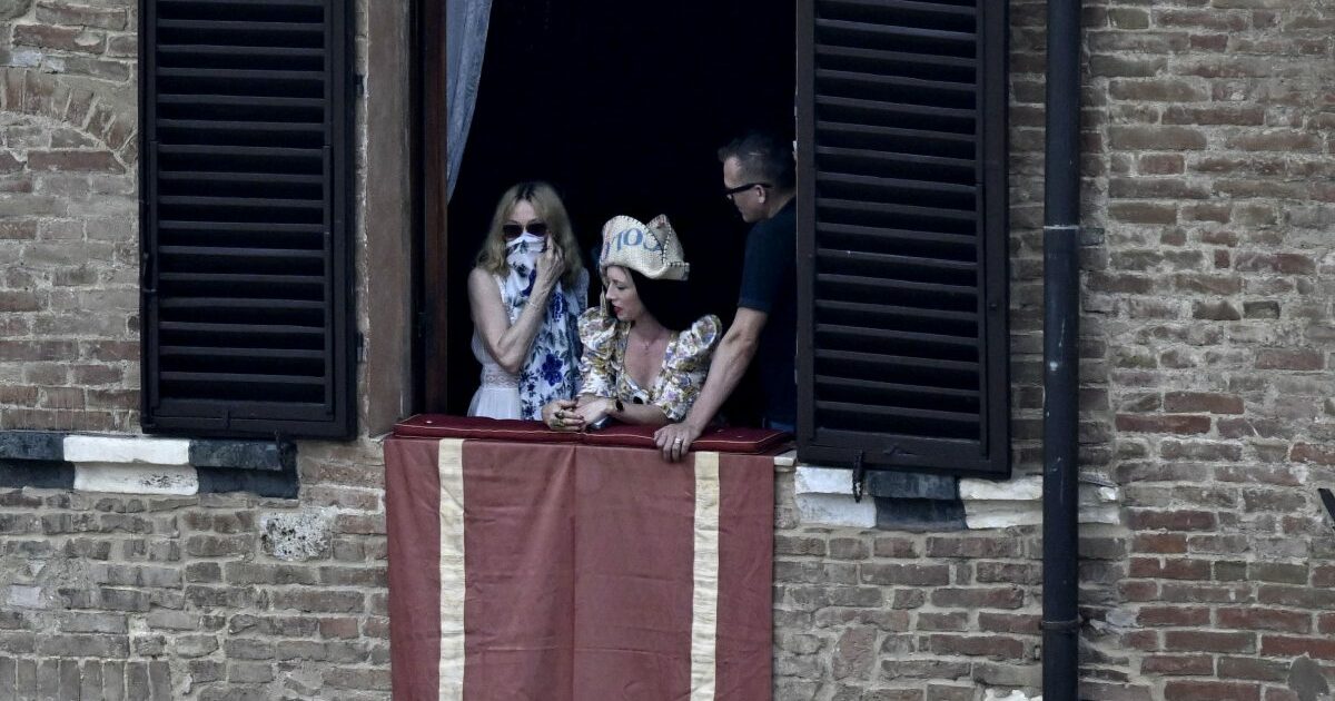 madonna non va in pensione a 67 anni a siena flirta con la gen z