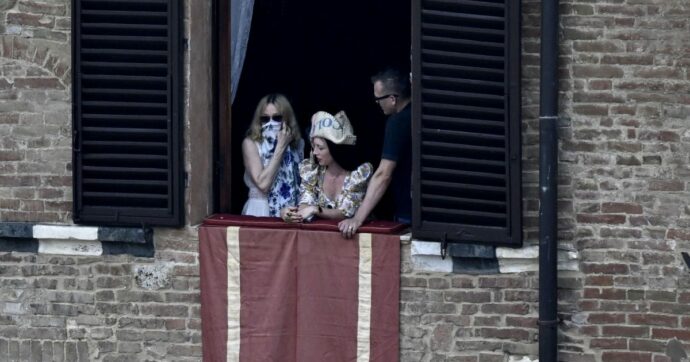 Madonna non va in pensione: a 67 anni a Siena flirta con la Gen Z